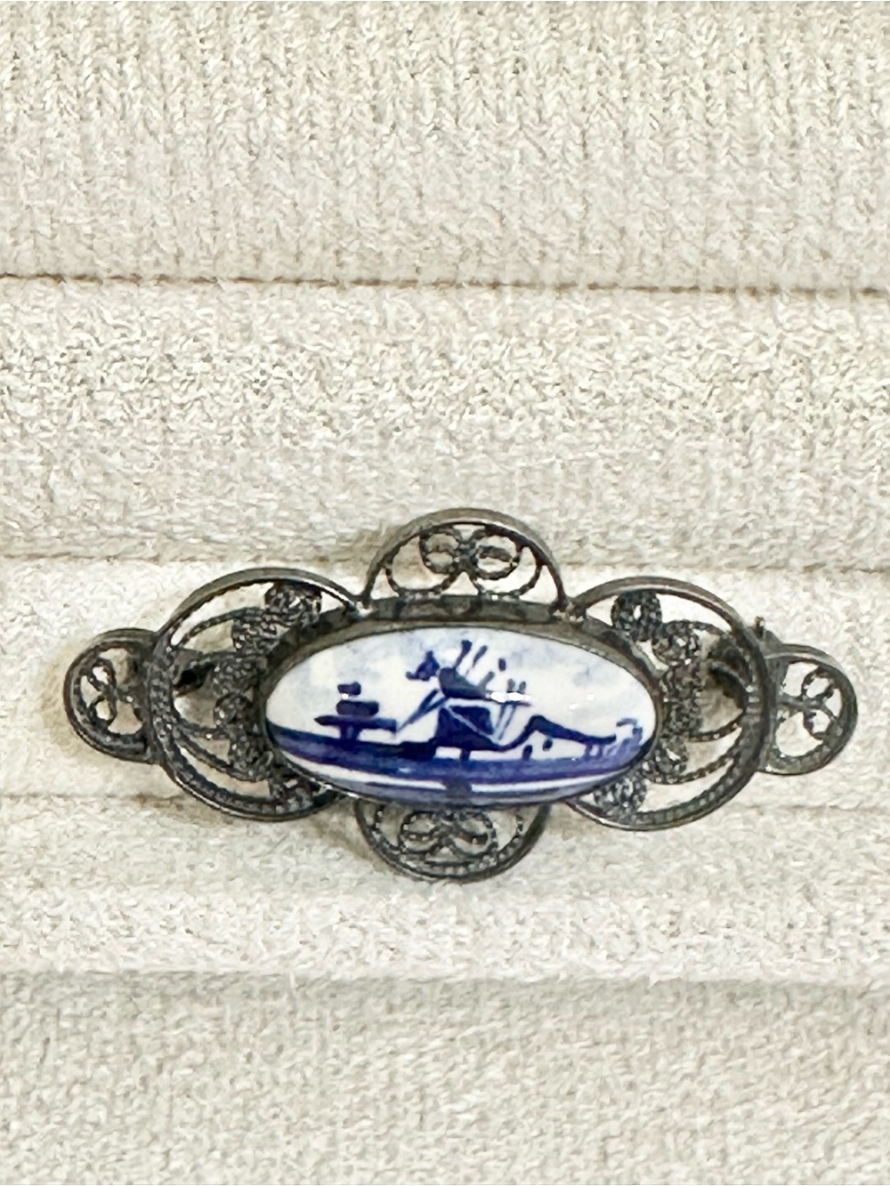 Vintage Dutch Delft Blue (Delfts Blauw) pottery silver filigree brooch.